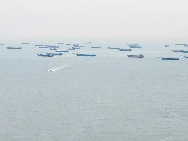 大陆越界抽砂船除影响海洋生态，更带来非军事威胁疑虑，陆委会主委邱太三建议透过两岸共打机制执法。图为陆籍抽砂船去年越界聚集马祖海域。（中央社）