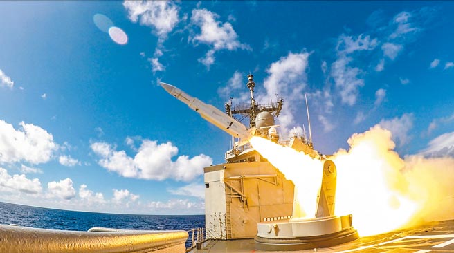 新版国防部报告书特别速写有「海上计程车」之称的成功级飞弹巡防舰─子仪军舰。（军闻社）