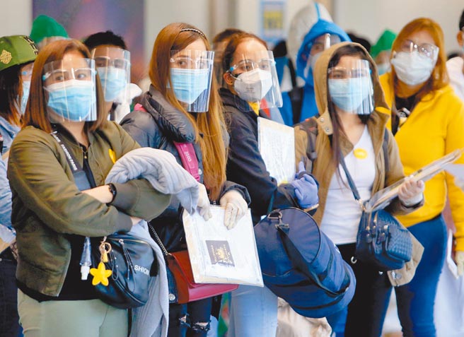 受到疫情影響，外籍移工引進不易。圖為今年2月，桃園機場一群剛下機的菲籍移工正準備通關入境。（本報資料照片）