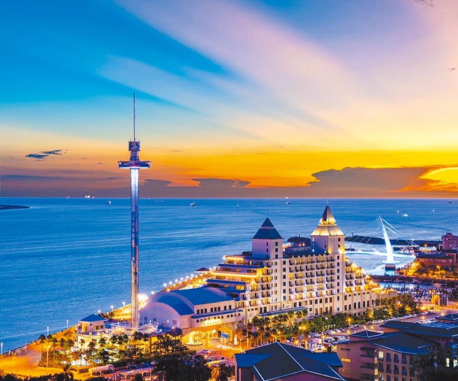 位於淡水漁人碼頭的福容大飯店，榮獲今年度「新北市優良旅館」，獨特郵輪造型外觀，吸引遊客目光。（新北市觀旅局提供／陳慰慈新北傳真）