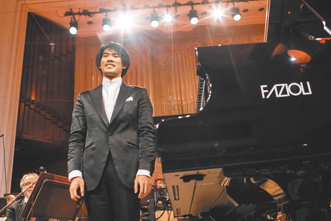 萧邦国际钢琴大赛刚过一个月，首奖得主加拿大籍华裔钢琴家刘晓禹已开始马不停蹄的演出生活。（Wojciech Grzedzinski摄，亚艺艺术提供）