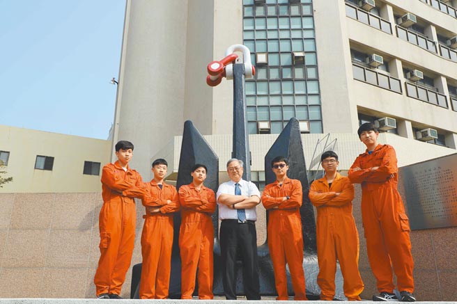 高雄科大副校长俞克维（中）对于海事教育仍然有梦，希望有更多学生毕业后仍在海事领域耕耘。（教育部提供／林志成台北传真）