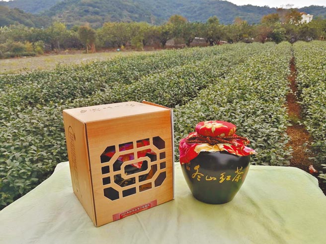 宜兰县冬山乡公所与冬山乡农会推广素馨茶、素馨红茶多年，在市场上打出名号，9日宜兰县议员谢灿辉在议会质询时，指大陆有人注册素馨茶，我们只能改以「冬山茶」（见图）行销。（冬山乡公所提供／李忠一宜兰传真）