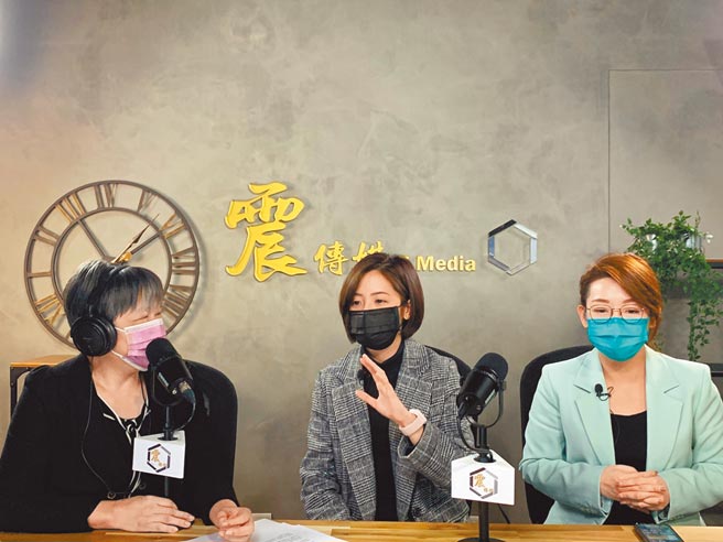 民眾黨恐上演三姝內戰，黃瀞瑩（中）昨在「新聞不芹菜」節目上表示，「每個人都有表達意願的權利」。（震傳媒新聞不芹菜提供／游念育台北傳真）