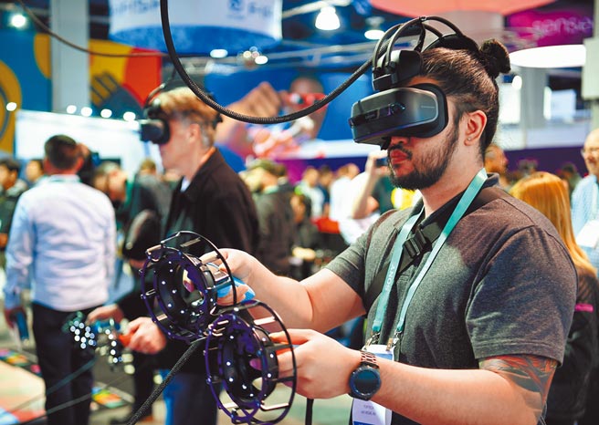 美國參議院金融委員會的共和黨籍成員8日全體致函總統拜登，要求政府開始與美國在亞太地區的夥伴進行數位貿易談判。圖為在美國拉斯維加斯舉行的消費電子展上，一名觀眾體驗基於虛擬現實技術的遊戲。（新華社）