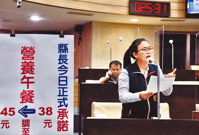 南投县议员蔡孟娥等人，9日质询时关切学校营养午餐菜色。（廖志晃摄）