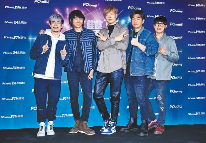 八三夭昨抢头香登上台北小巨蛋，为电商平台演唱会彩排。（陈俊吉摄）