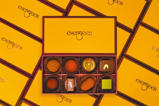 长荣桂冠酒店（台中）点心坊推出「经典巧克力双礼盒」12入及8入巧克力各1盒共1111元的优惠价。（长荣桂冠酒店台中提供）