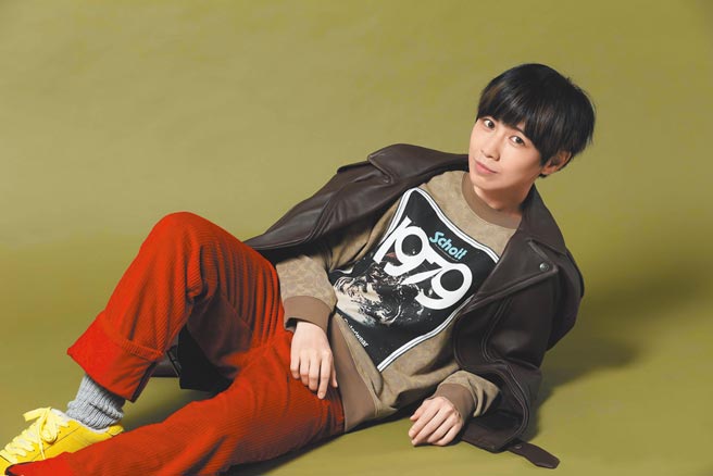 魏嘉瑩拍時尚展現俏皮活潑風格，COACH × SCHOTT N.Y.C.聯名騎士皮夾克5萬9800元、COACH × SCHOTT N.Y.C.有機棉運動衫1萬1800元，COACH燈芯絨長褲1萬1800元。（攝影／石智中）