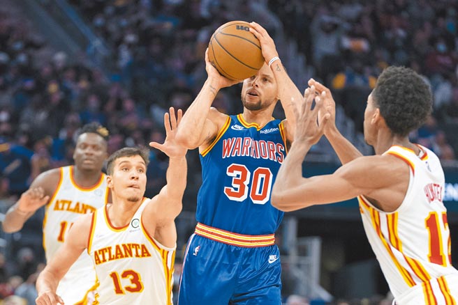 勇士射手柯瑞生涯第10次單場砍進50分，追平「天勾」賈霸。（路透）