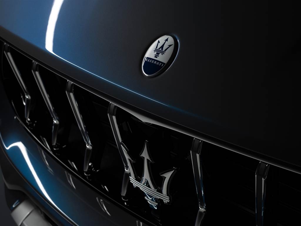 Levante GT引擎蓋上的經典橢圓廠徽，替換成與MC20相同的新世代樣貌；標誌性的散熱鰭孔下緣，以及全新C柱三叉戟廠徽也點綴上GT車型獨有的藍色烤漆，呈現優雅細緻的精品樣貌。(圖/Maserati)
