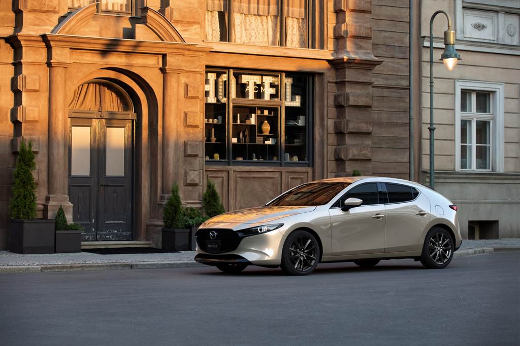 售價調漲 9000 元、導入 CTS 全速域與新色「琉光金」，Mazda3 Sedan/Hatchback 2022年式開始接單(圖/CarStuff)