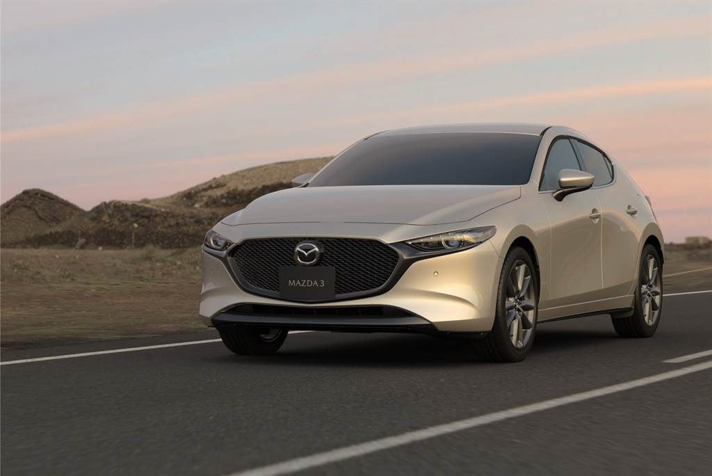 售價調漲 9000 元、導入 CTS 全速域與新色「琉光金」，Mazda3 Sedan/Hatchback 2022年式開始接單(圖/CarStuff)