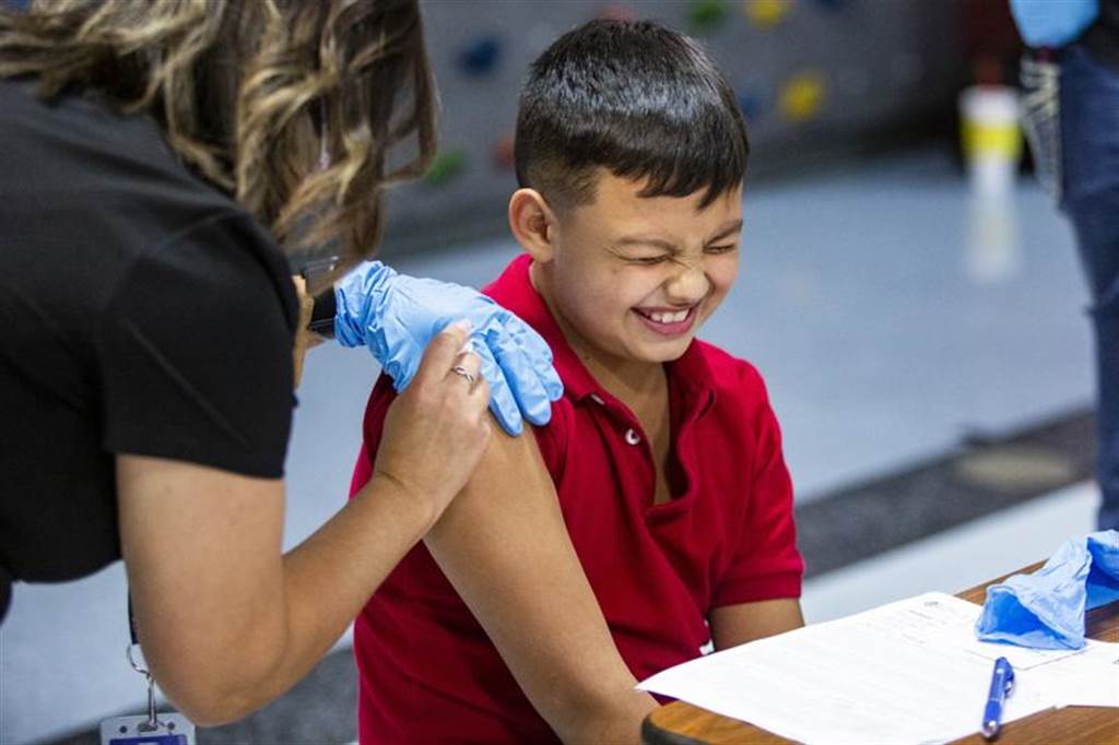 美国批准为5至11岁儿童施打疫苗后，首週约90万人接种。（图／美联社）(photo:ChinaTimes)