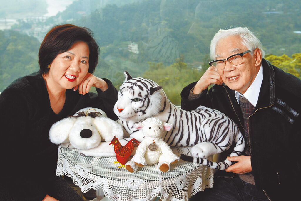 2005年3月，作家柏楊與夫人張香華收藏著從各地帶回的寵物玩偶，採訪時，他親蜜地抱著玩偶，一派童真的笑靨掛在臉上。（本報資料照片）