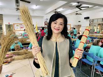 教長輩製作稻草拍打棒 太保市農會導入綠色課程