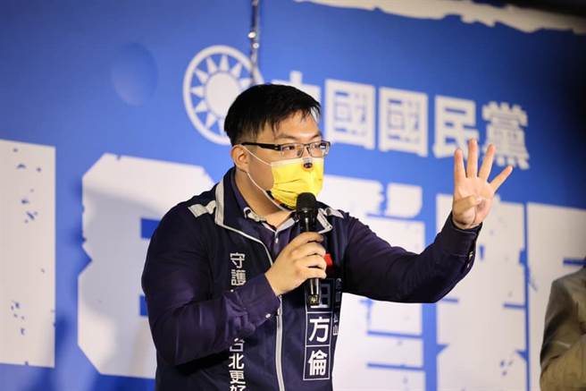 市議員擬參選人田方倫10日晚間分享影片，指陳時中9日出席醫界餐會，席間也在台上沒戴口罩唱歌。(圖／田方倫臉書)