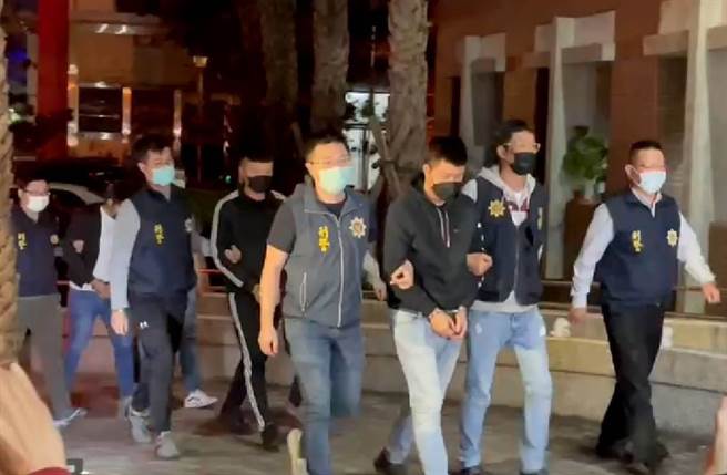 瑪莎拉蒂3煞當街爆打男大生案，警方將3嫌拘提到案。（盧金足攝）