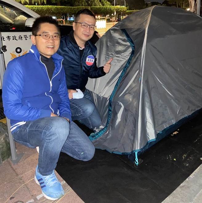 国民党副秘书长、台北市议员罗智强（右）发起夜宿凯道49天活动，昨晚国民党秘书长黄健庭到场力挺。（图／摘自罗智强脸书）