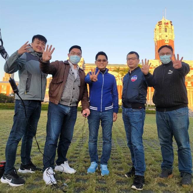 虽气温下降，罗智强一行人今（11）日仍早起升旗。（图／摘自罗智强脸书）