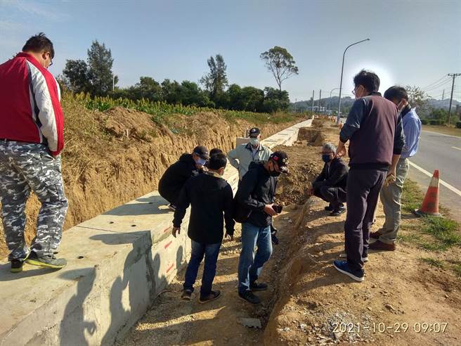 金门环北拓宽工程发现疑似「贝冢」遗址，县文化局邀请学者专家履勘后，确认并非文化层。（金门县文化局提供）