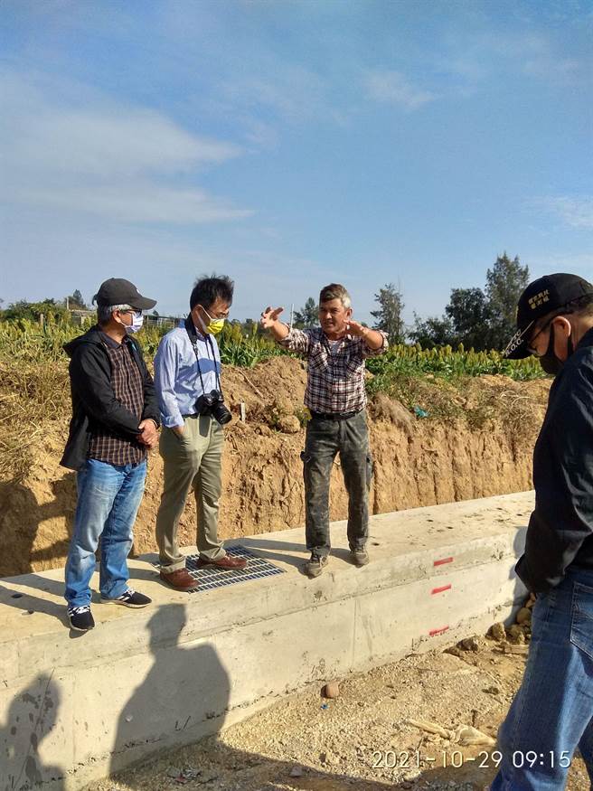 县文化局也走访琼林在地居民，确认现场原先是一条沟，附近居民将一些贝螺、瓦片等废弃物丢弃入沟形成现况。（金门县文化局提供）