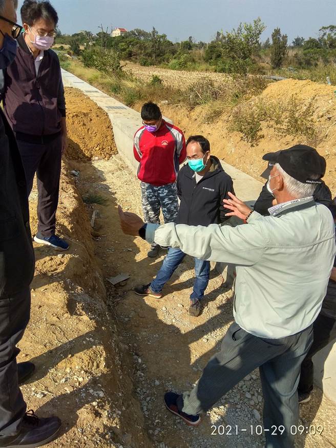 金门县文化局邀请学者、专家会勘，确认是晚近民居建筑破瓦片堆积的回填土。（金门县文化局提供）