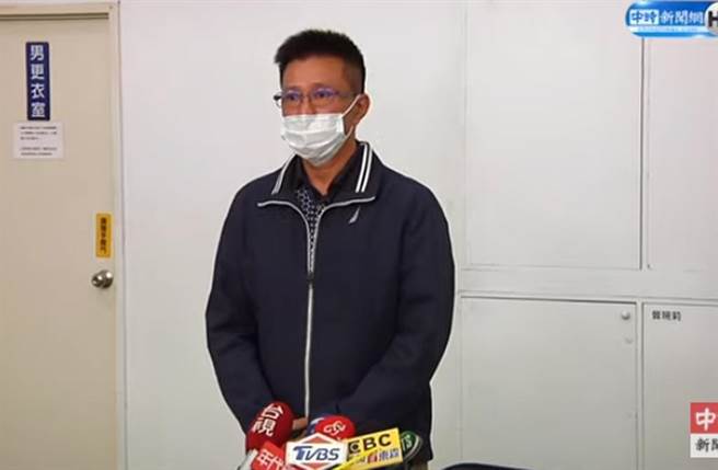 張姓食品富商出面代子謝罪。（截自中時電子報直播畫面）
