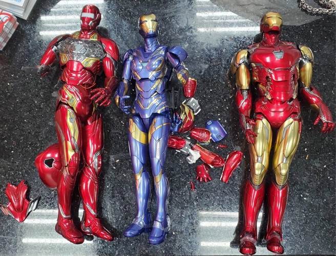 機車行洪姓老闆蒐集的鋼鐵人公仔被毀壞變成斷手斷腳。（翻攝照片／石秀華高雄傳真）