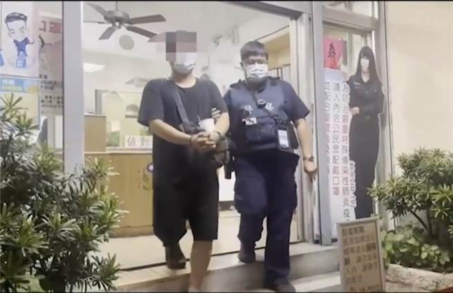 機車行洪姓老闆因心愛公仔被破壞，為了索賠打傷人被警方逮捕送辦。（翻攝照片／石秀華高雄傳真）