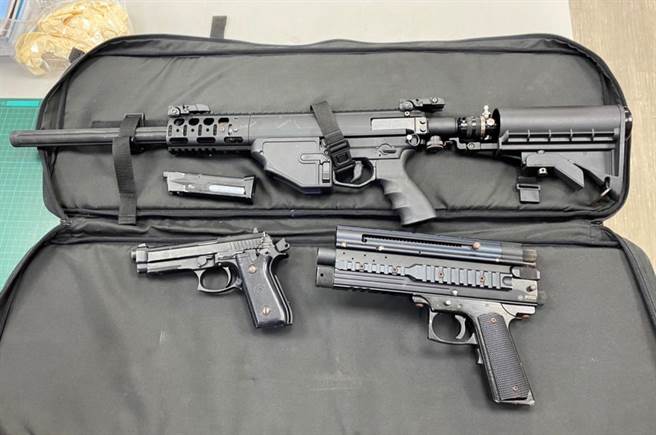 警方在機車行老闆的邱姓友人住處查扣空氣槍1把、模擬短槍1把、鎮暴長槍1把。（翻攝照片／石秀華高雄傳真）
