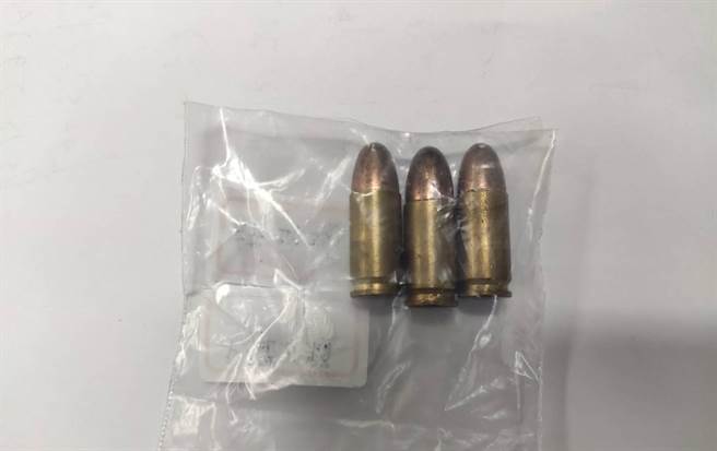 警方在機車行內起出3顆子彈。（翻攝照片／石秀華高雄傳真）