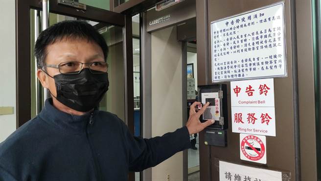 移居台东的香港人胡梓康（如图）11日前往台东地检署，控告台东县府建设处长许瑞贵。（蔡旻妤摄）