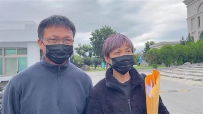 移居台东的香港人胡梓康夫妻（如图）11日前往台东地检署，控告台东县府建设处长许瑞贵。（蔡旻妤摄）