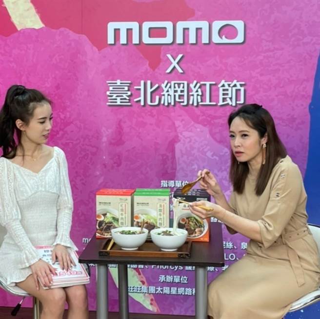穆記牛肉麵首次推出料理包，洪百榕大讚美味、口感極佳。(圖/臺北網紅節提供)