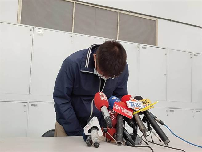 玛莎拉蒂小开父亲张朝栋，11上午日在自家食品工厂举行记者会，对儿子行为鞠躬道歉。（吴建辉摄）