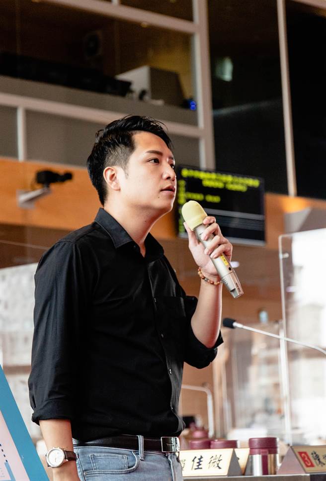 市议员罗廷玮今天指出，警方赶到后未将嫌犯以现行犯逮捕，当宋姓学生进加护病房时才想以杀人未遂侦办嫌犯，还一度找不到人差点纵放嫌犯。（市议员罗廷玮服务处提供）