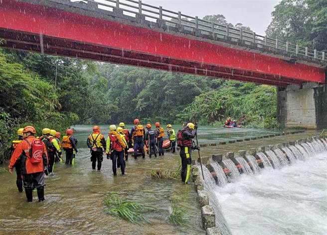 防重演虎豹潭憾事！气象局明年雨季推「山区暴雨国家警报」。图为虎豹潭因山洪爆发发生落水意外，新北市各消防大队警、义消在六和桥下游。（图/陈君玮摄）