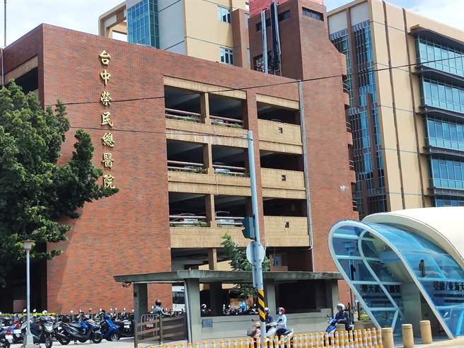 經院方溝通，瑪莎拉蒂張嫌父親到醫院探視傷者及向其家屬道歉遭拒。（張妍溱攝）