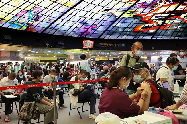 高市府为催打新冠肺炎疫苗施打率，破天荒选在高捷红、橘线交会点的美丽岛站地标「光之穹顶」开设施打站，人气爆棚，吸引民眾排队等候接种。（高市卫生局提供／柯宗纬高雄传真）