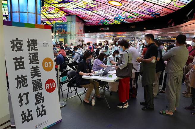 高市府为催打新冠肺炎疫苗施打率，破天荒选在高捷红、橘线交会点的美丽岛站地标「光之穹顶」开设施打站，人气爆棚，吸引民眾排队等候接种。（高市卫生局提供／柯宗纬高雄传真）