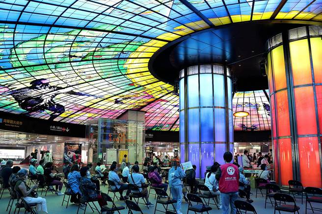 高市府为催打新冠肺炎疫苗施打率，破天荒选在高捷红、橘线交会点的美丽岛站地标「光之穹顶」开设施打站，人气爆棚，吸引民眾排队等候接种。（高市卫生局提供／柯宗纬高雄传真）