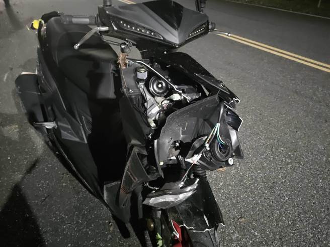 花莲东华大学校内10日深夜11时许死亡车祸，20岁二年谢姓女大生，行经外环弯道时，失控自摔滑倒，臟器外露，伤重不治，机车几乎全毁。（王志伟翻摄）