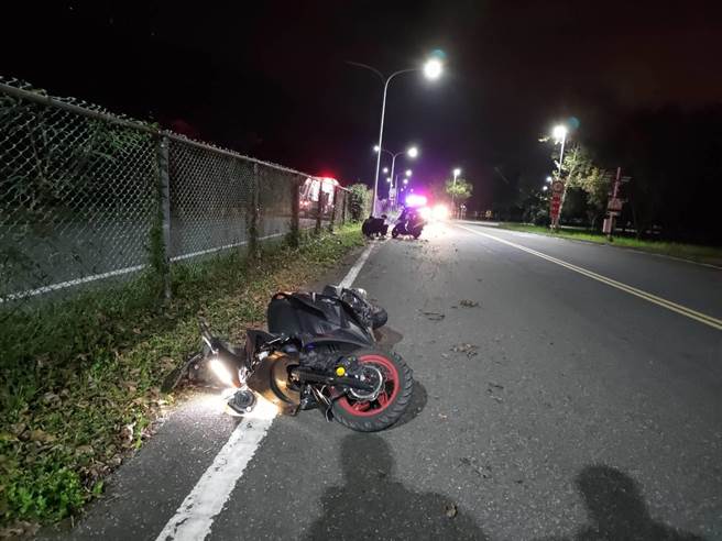 花莲东华大学女学生骑车在校内发生自摔车祸，谢女当场吐血昏迷、失去呼吸心跳；救护人员到场时发现臟器外露、脸部也有轻微变形，经紧急送医仍不治。（王志伟翻摄）