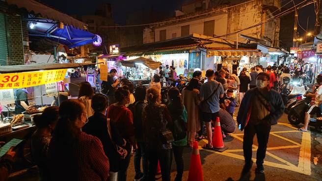 宜蘭市公所日前配合光棍節，讓符合資格的民眾免費領取，吸引許多民眾排隊，市公所今天再推出「雙雙又對對」抽獎活動，讓民眾抽「Yes！券」。（宜蘭市公所提供／李忠一宜蘭傳真）