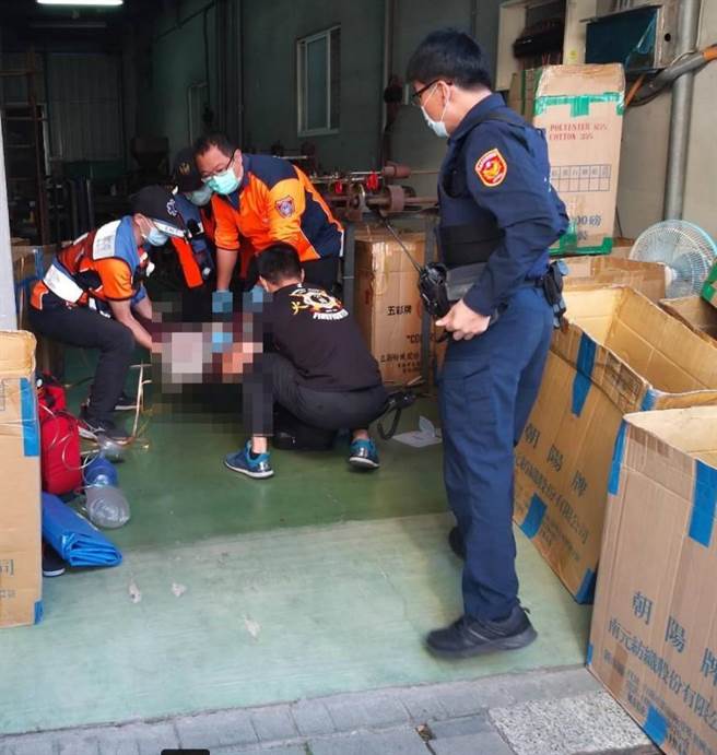 黃姓婦人操作機械，絲巾遭機械捲入，纏繞脖子，送醫已無呼吸心跳。（民眾提供／曹婷婷台南傳真）