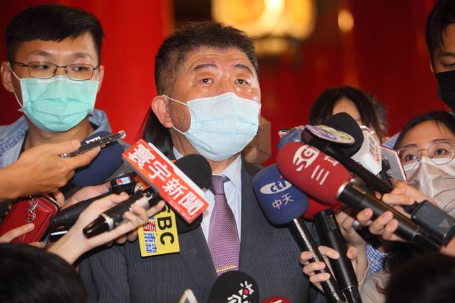 圖為衛福部長陳時中（中）6日出席醫師節慶祝大會時，接受現場媒體採訪。（張鎧乙攝）