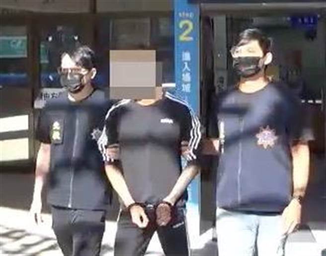 19歲陳姓男子當街押人被趕來的警方當場逮捕，訊後依恐嚇、妨害自由罪送辦。（圖／李文正翻攝）