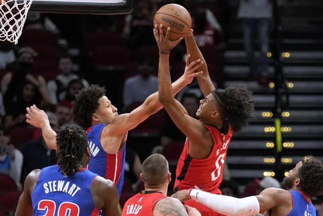 火箭后卫杰伦格林(右)的上篮遭到活塞后卫康寧汉打手犯规。(美联社)