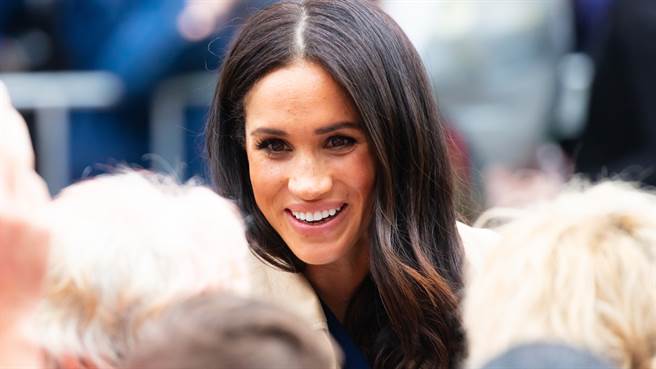 梅根近日出席活动以一袭火辣的深V礼服登场，成为眾人目光。（图／达志影像）